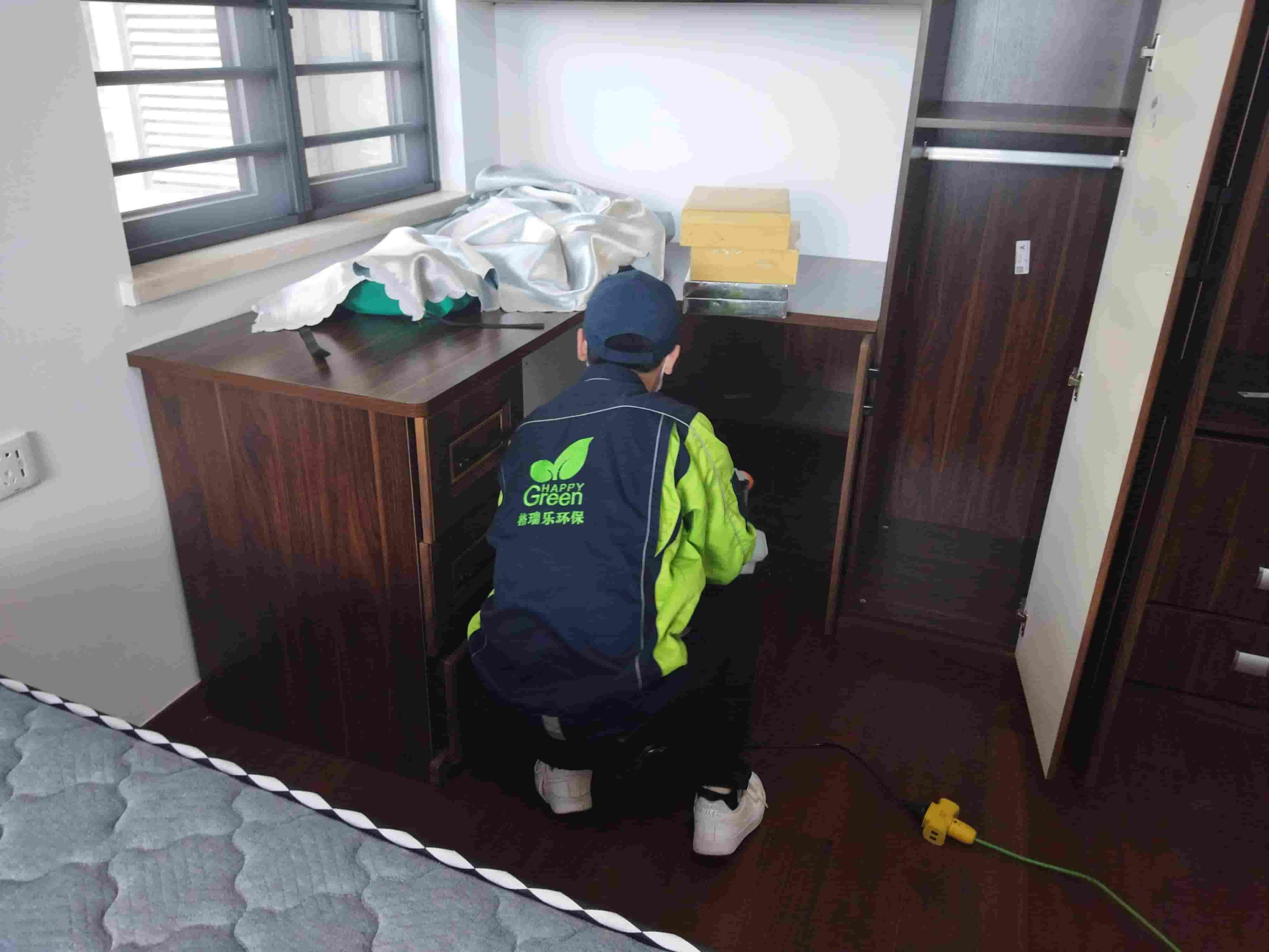 新房书房内，工作人员将格瑞乐除甲醛的吸附材料放置在书架角落。