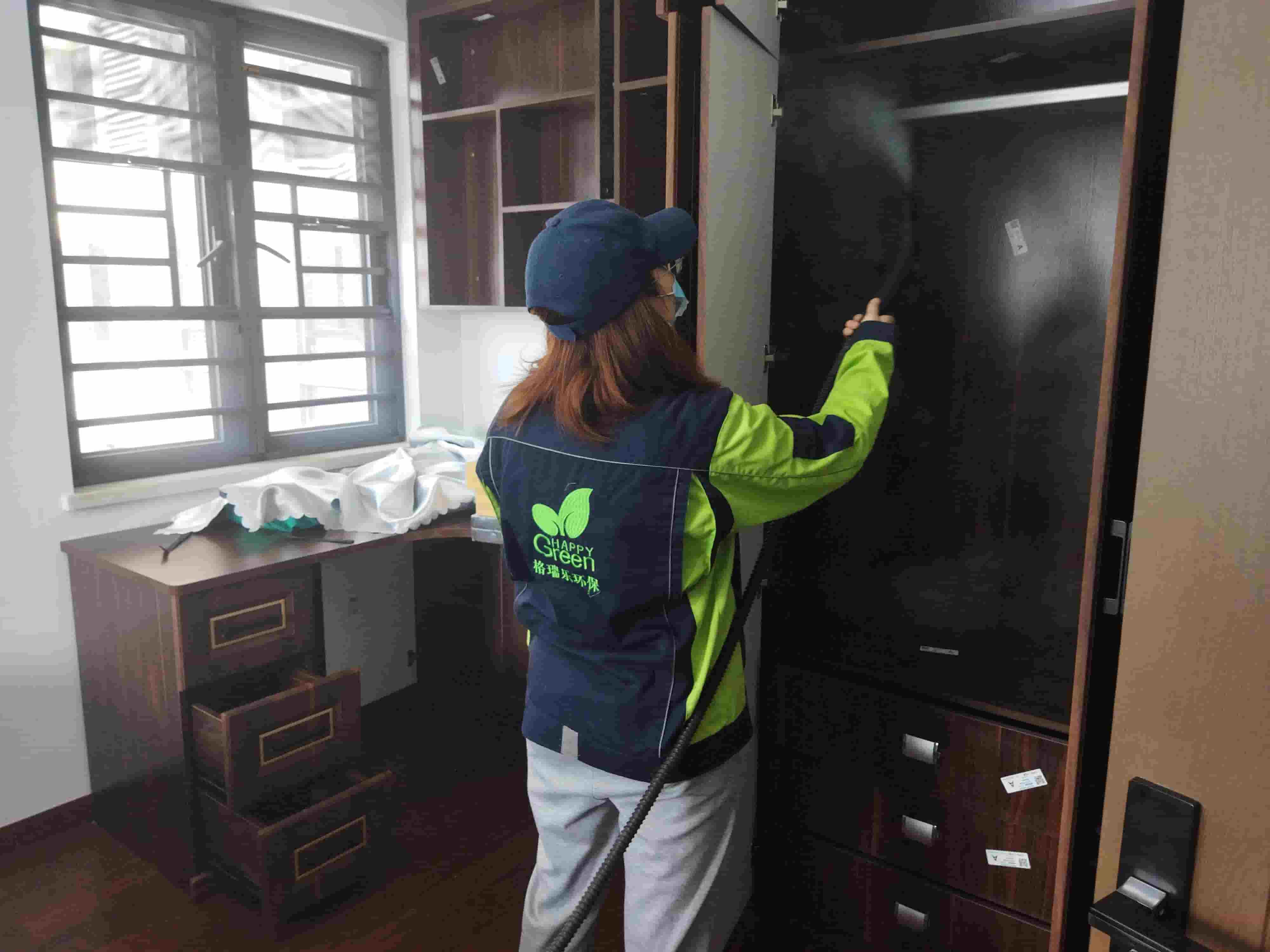 格瑞乐专业人员在新房走廊,用检测仪器对空气进行采样检测。