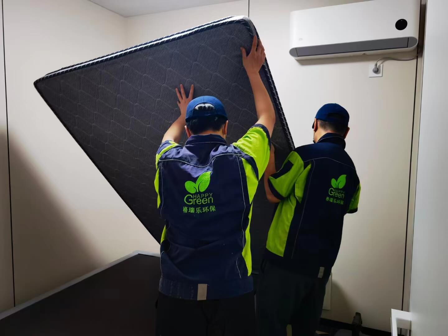 楼梯间,工作人员借助长杆喷枪,对高处楼梯扶手进行除甲醛药剂的精准喷洒。