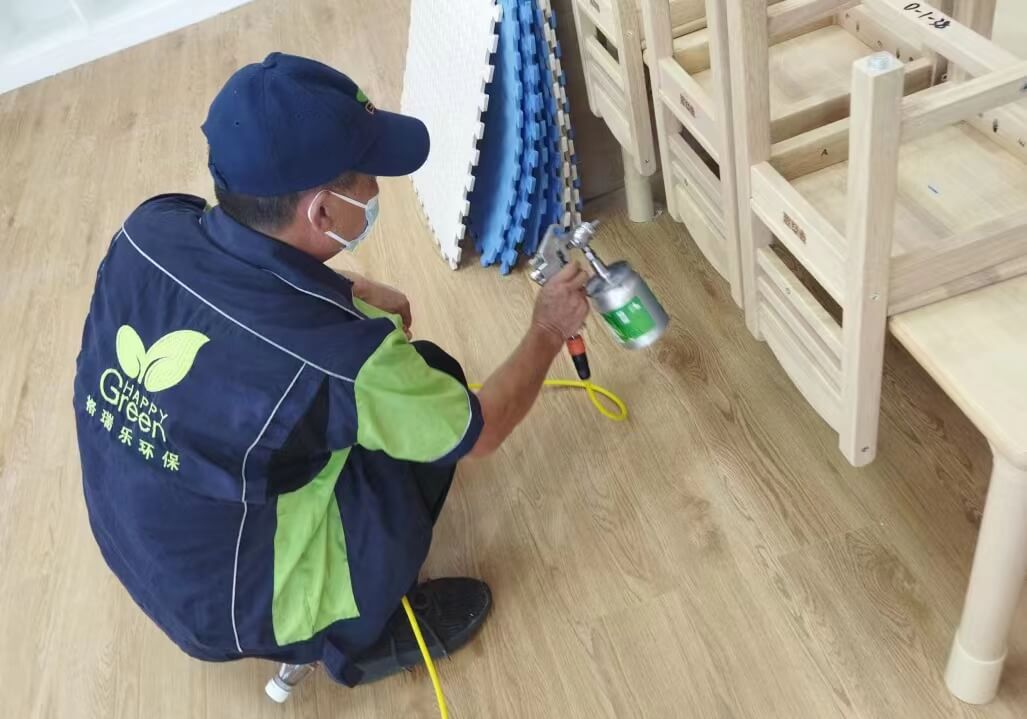 对比图片展示新房装修完家具未除甲醛时的模糊空气感,和使用格瑞乐产品后家具周围空气清晰的状态。