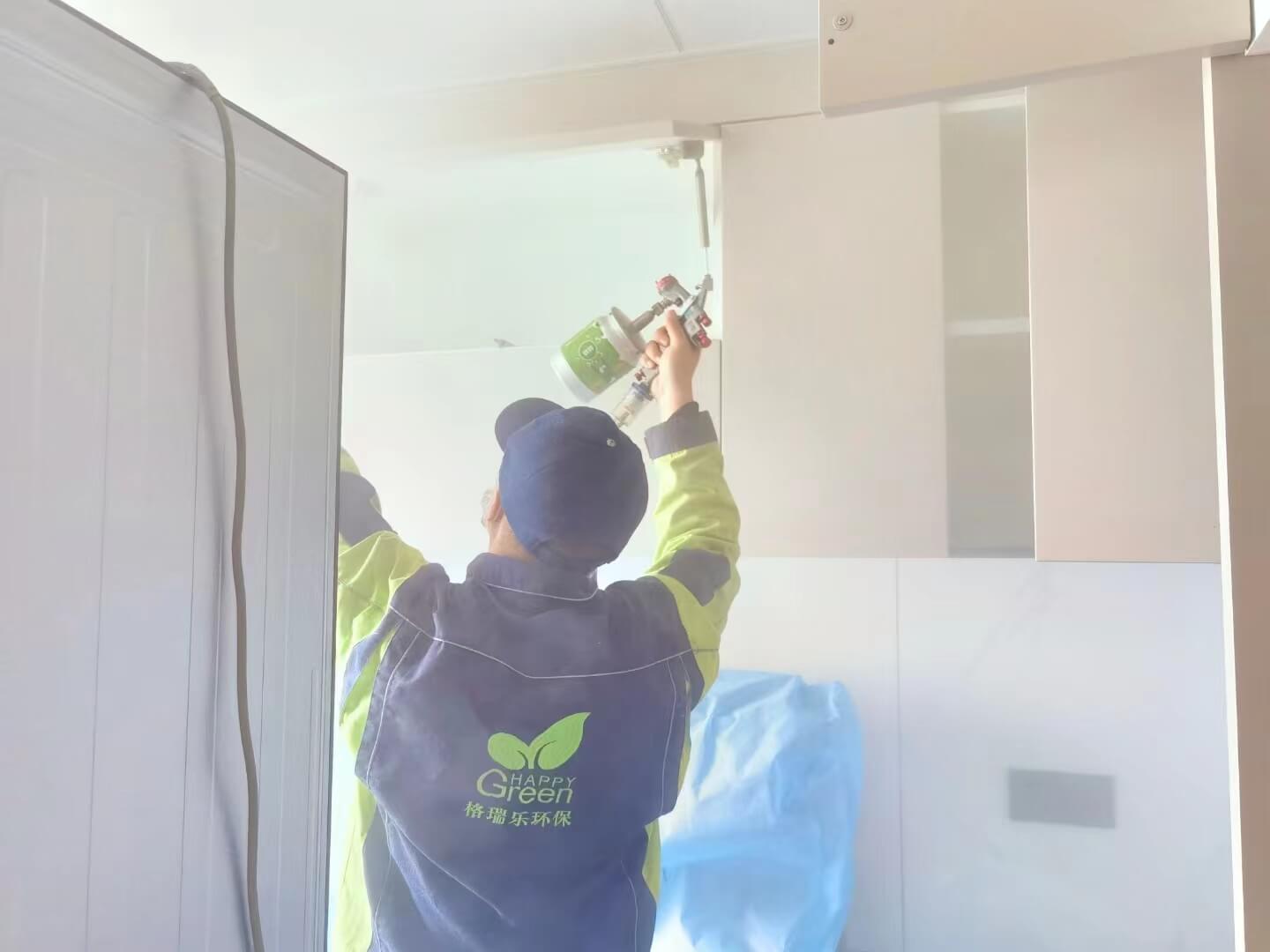 厨房灶台上方,工作人员安装格瑞乐专门为厨房家具设计的空气净化辅助设备。