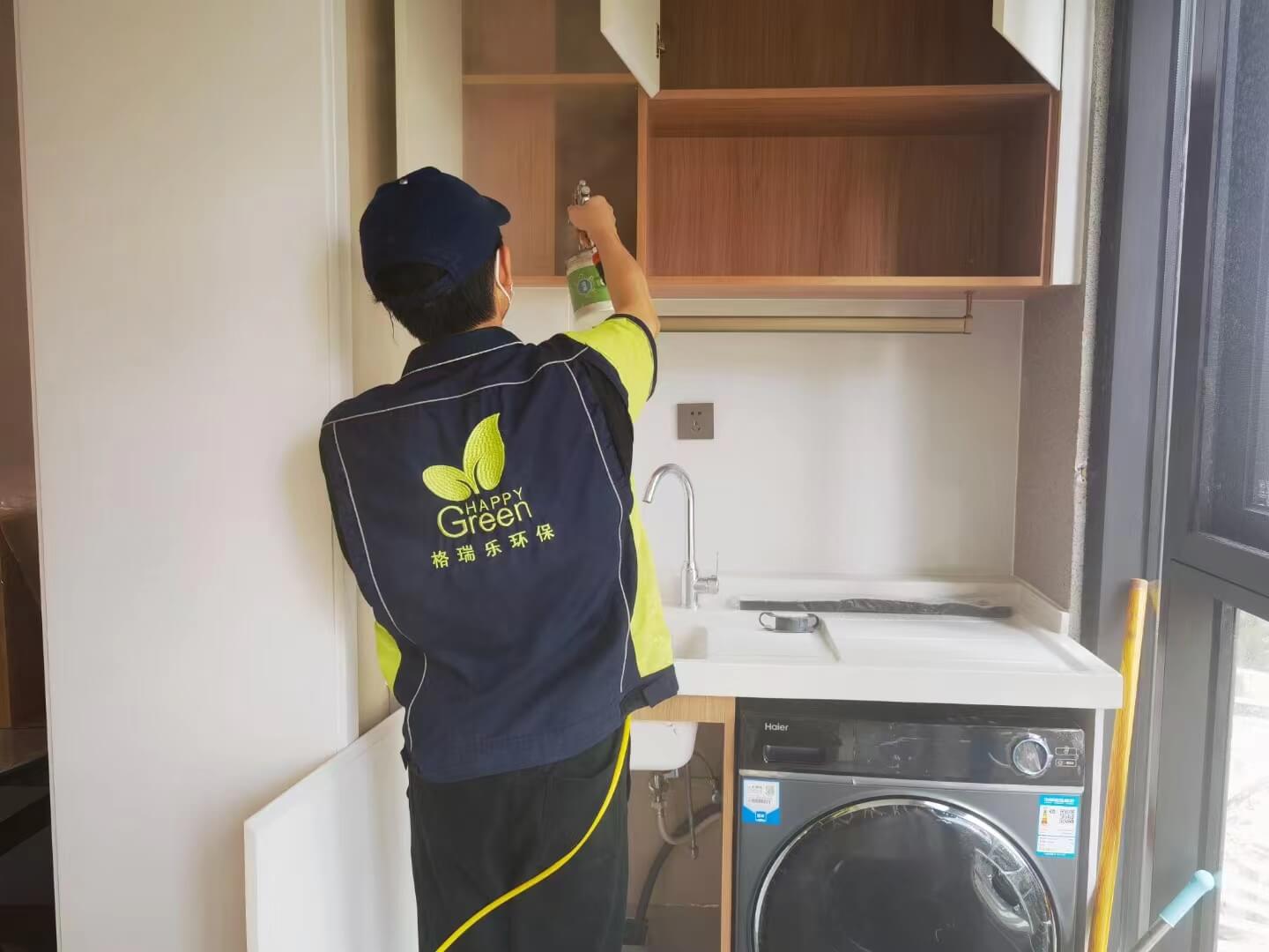 书房电脑主机上,摆放着格瑞乐除甲醛电子净化模块,针对电脑周边家具环境净化。