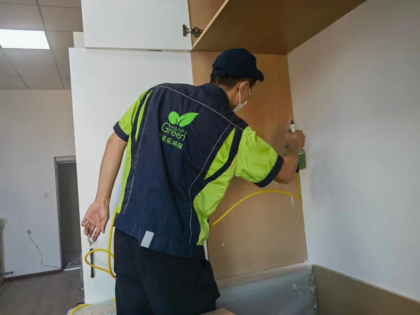 新房车库内,工作人员对汽车内饰的木质装饰部分进行全面的格瑞乐除甲醛清洁服务。