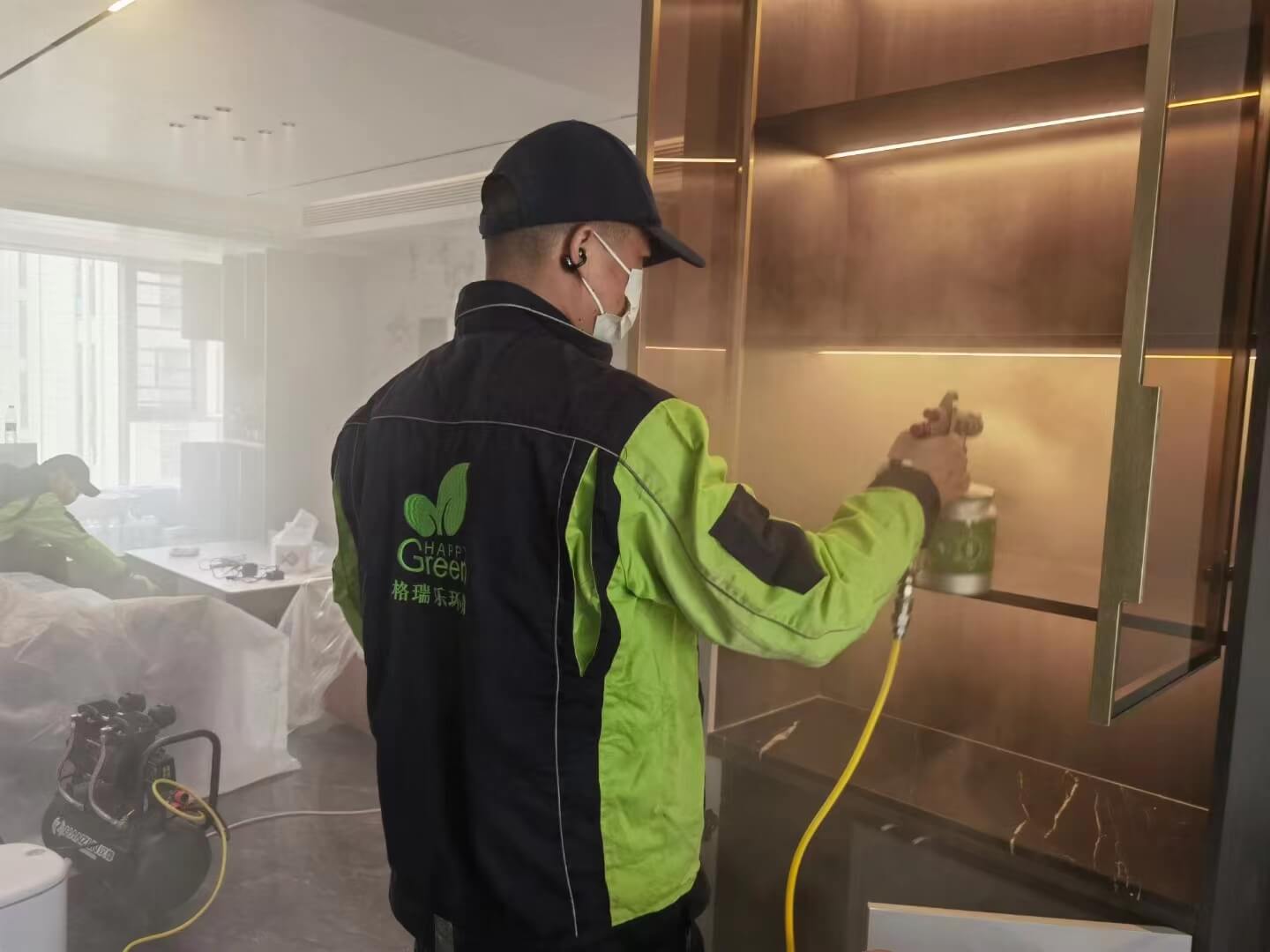 展示新房家具除甲醛后,业主对格瑞乐服务的好评留言截图和送来的锦旗照片。