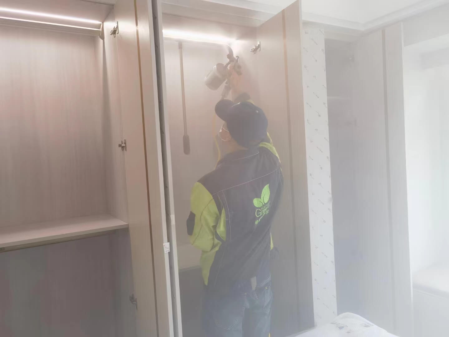 卧室衣柜镜子上，张贴着格瑞乐除甲醛温馨提示贴纸，提醒业主正确使用和维护处理后的衣柜。