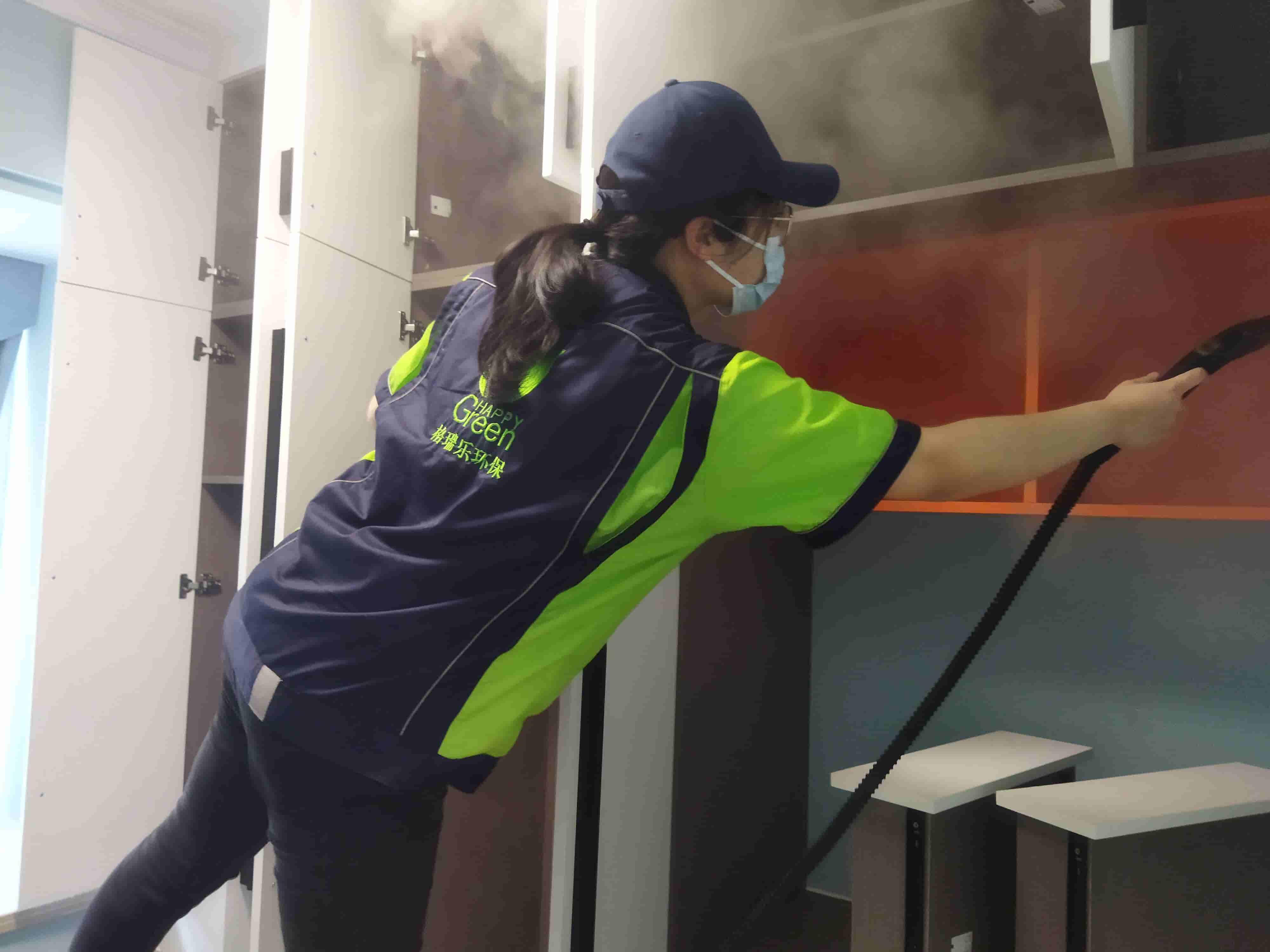 特写新房儿童房的墙面乳胶漆施工,工人使用添加了格瑞乐除甲醛功能助剂的乳胶漆进行涂刷。