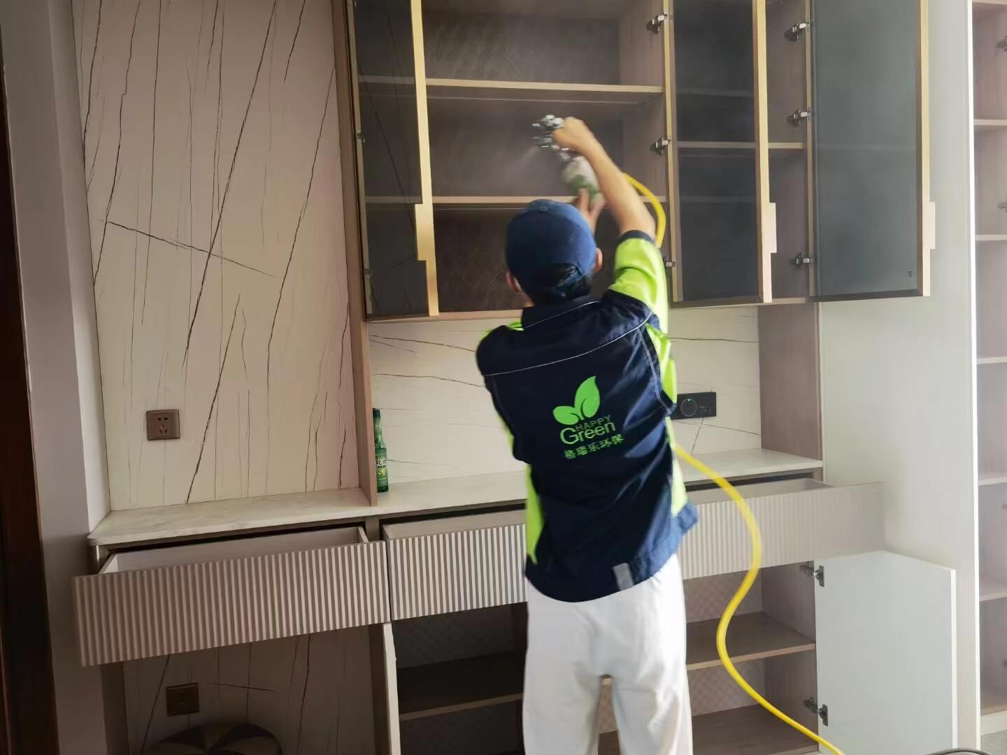 书房安装书架,师傅对木质搁板进行格瑞乐除甲醛精油保养。