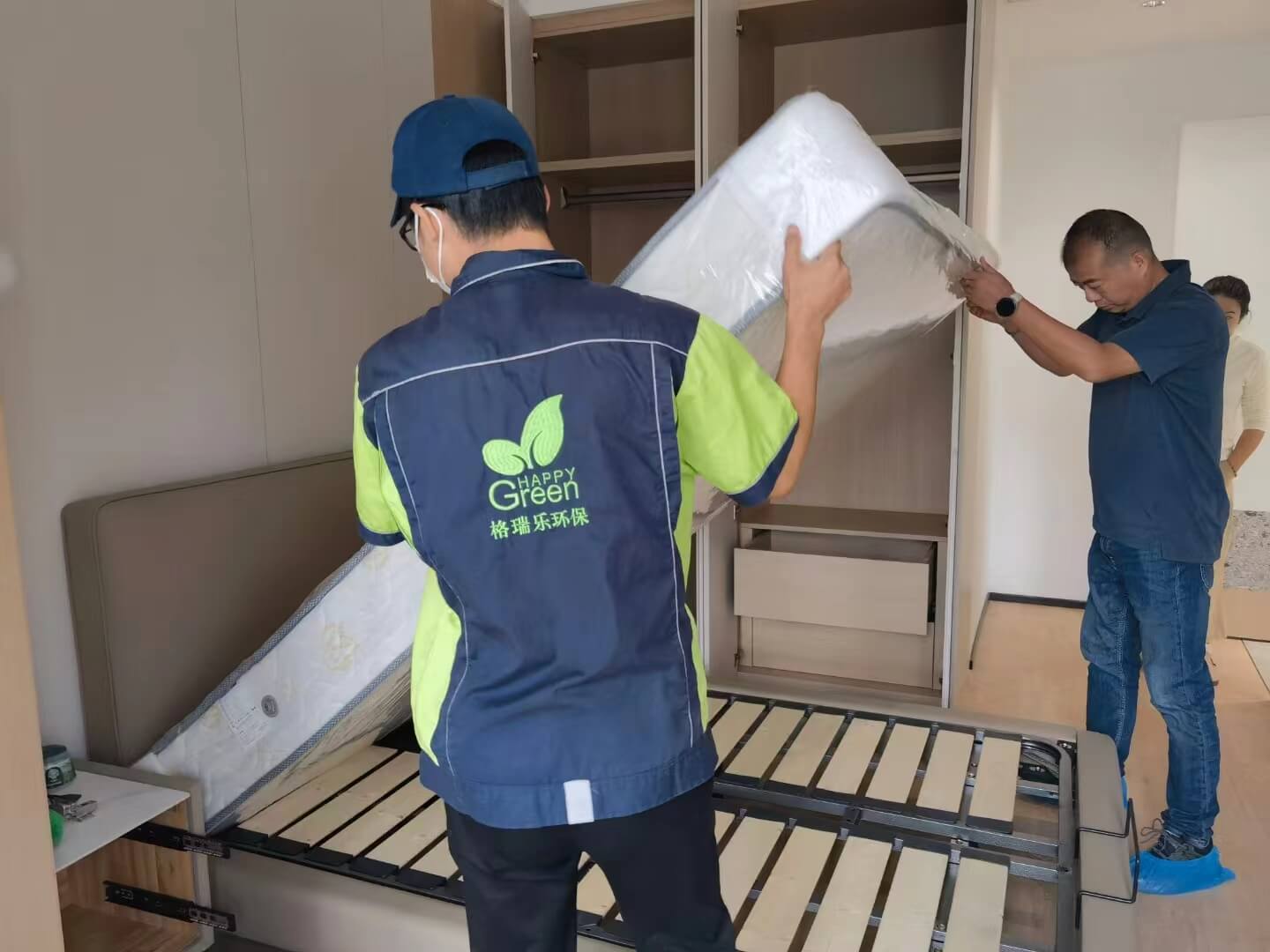 餐厅餐桌转盘安装现场,工人对转盘轴承涂抹格瑞乐除甲醛润滑剂。