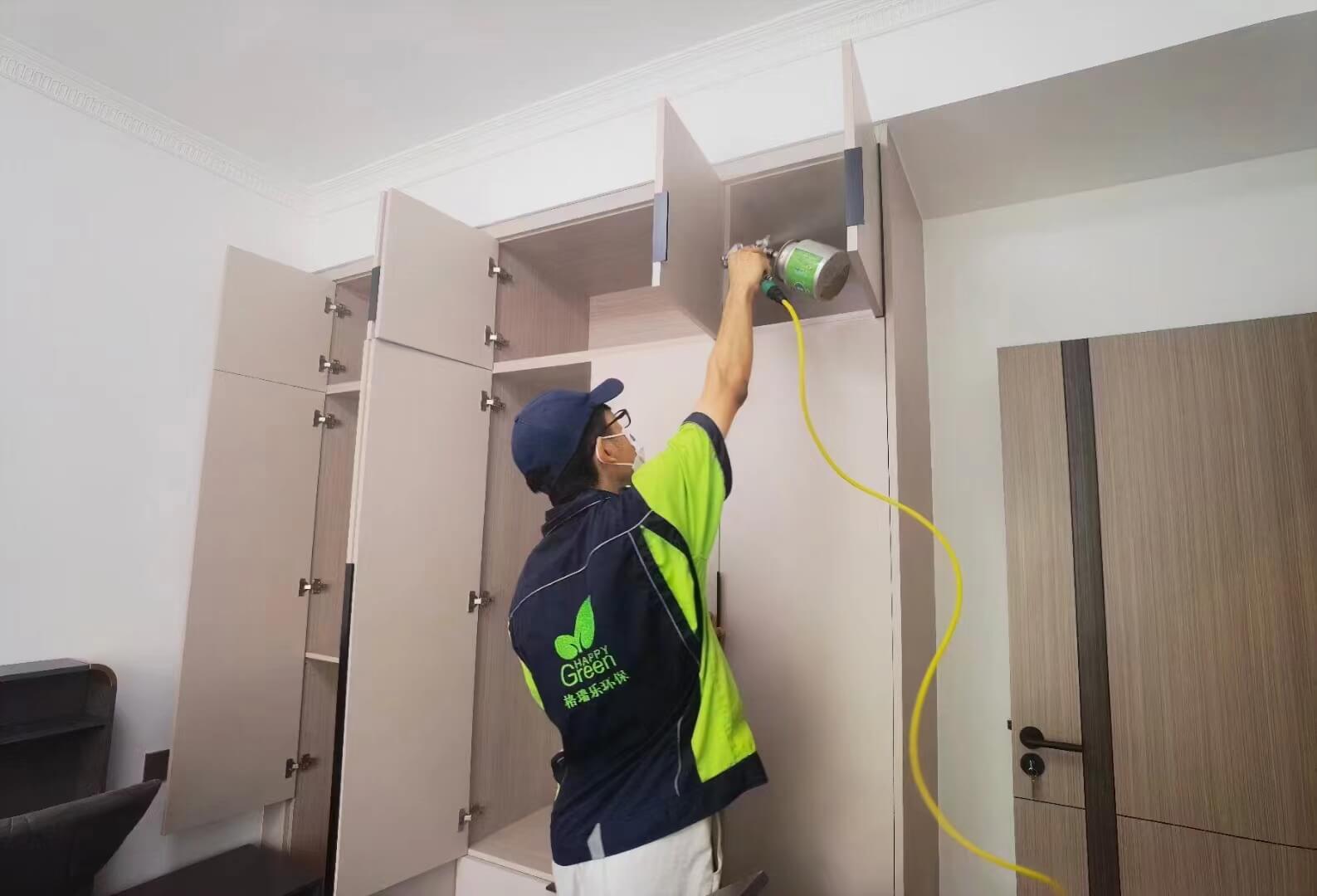 厨房吊柜安装时,工人在吊柜悬挂件涂抹格瑞乐除甲醛防锈剂。