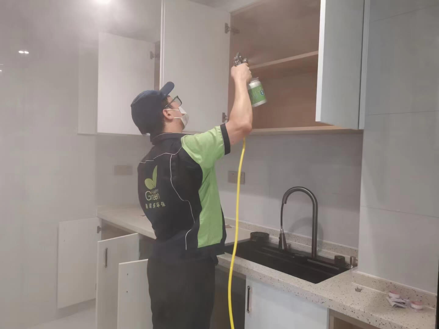 厨房吊柜安装时，工人在吊柜的悬挂件涂抹格瑞乐除甲醛防锈剂，确保安全且除醛。