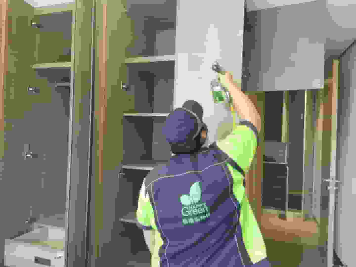 厨房施工前,工作人员将厨房电器用防护罩遮盖,避免除醛药剂对电器造成损害。