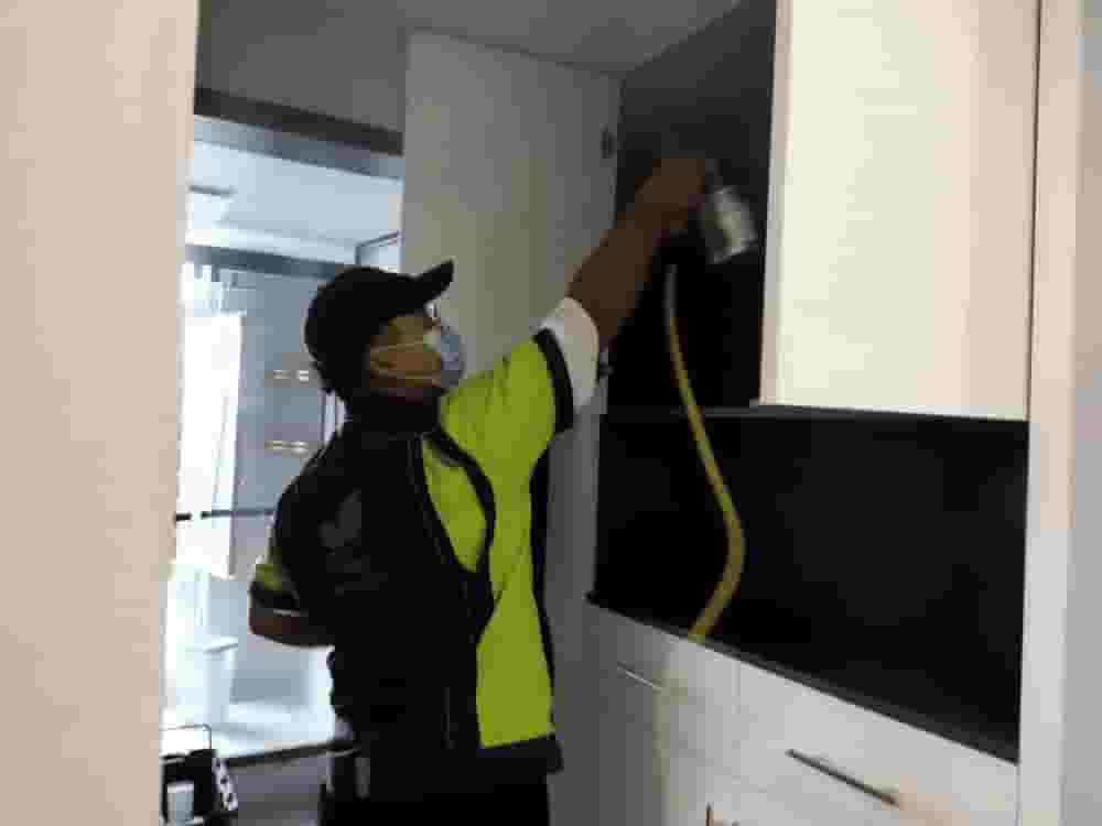 客厅里,施工人员穿戴好专业的防护装备,包括口罩、手套和工作服,做好施工准备。