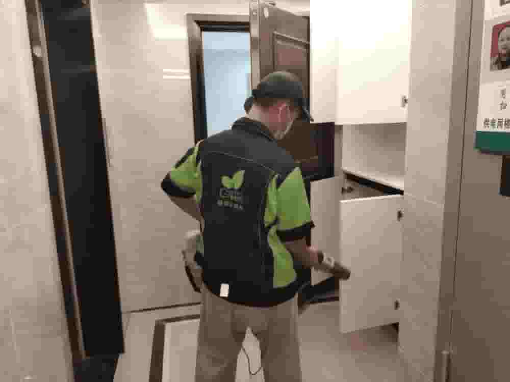 卧室中,工作人员用塑料薄膜将床铺包裹严实,防止施工过程中药剂污染床铺。