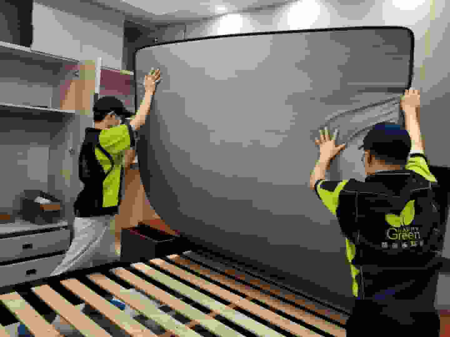 儿童房里,施工人员把孩子的玩具转移到安全位置,确保施工安全。