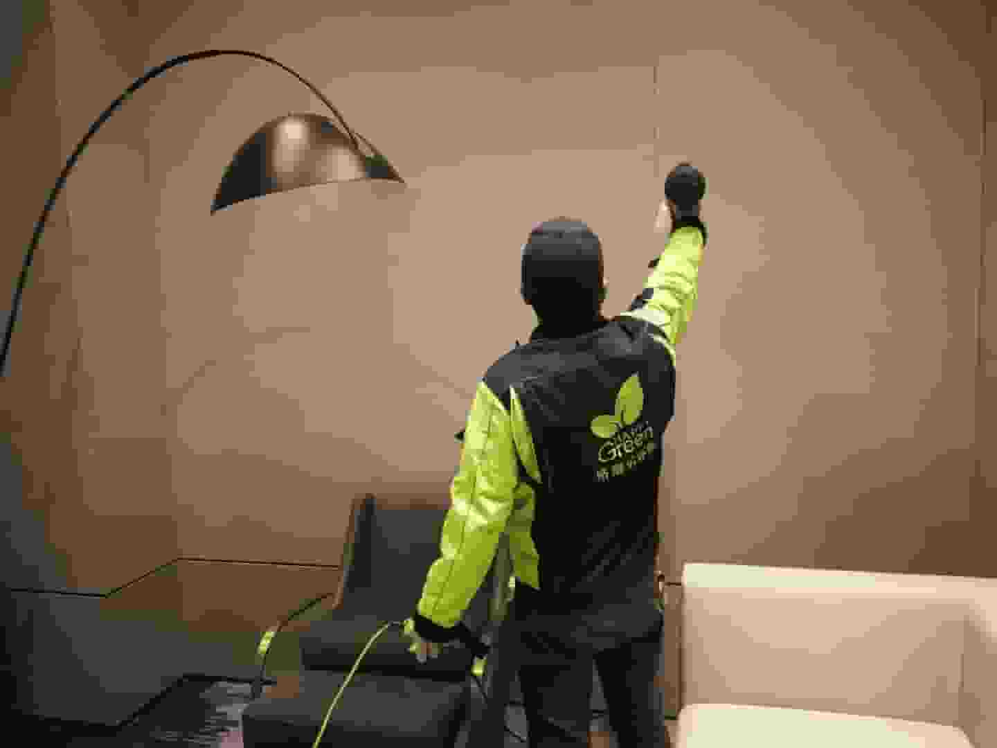 客厅里,施工人员用塑料薄膜将沙发、茶几等家具包裹严实,防止施工过程中受到污染。