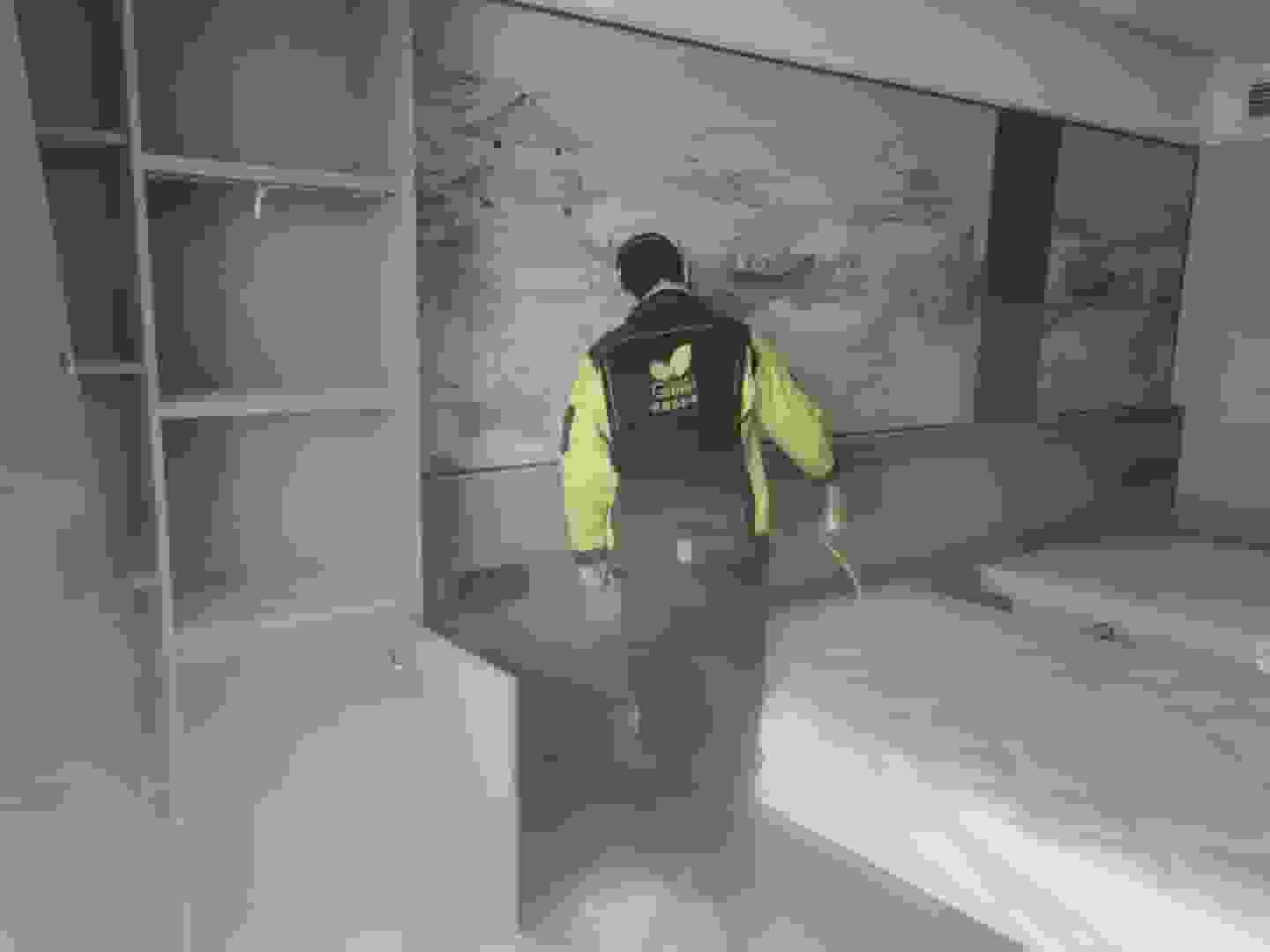 在多功能房,团队与业主沟通健身器材和家具的除醛方案,确保运动空间的健康。