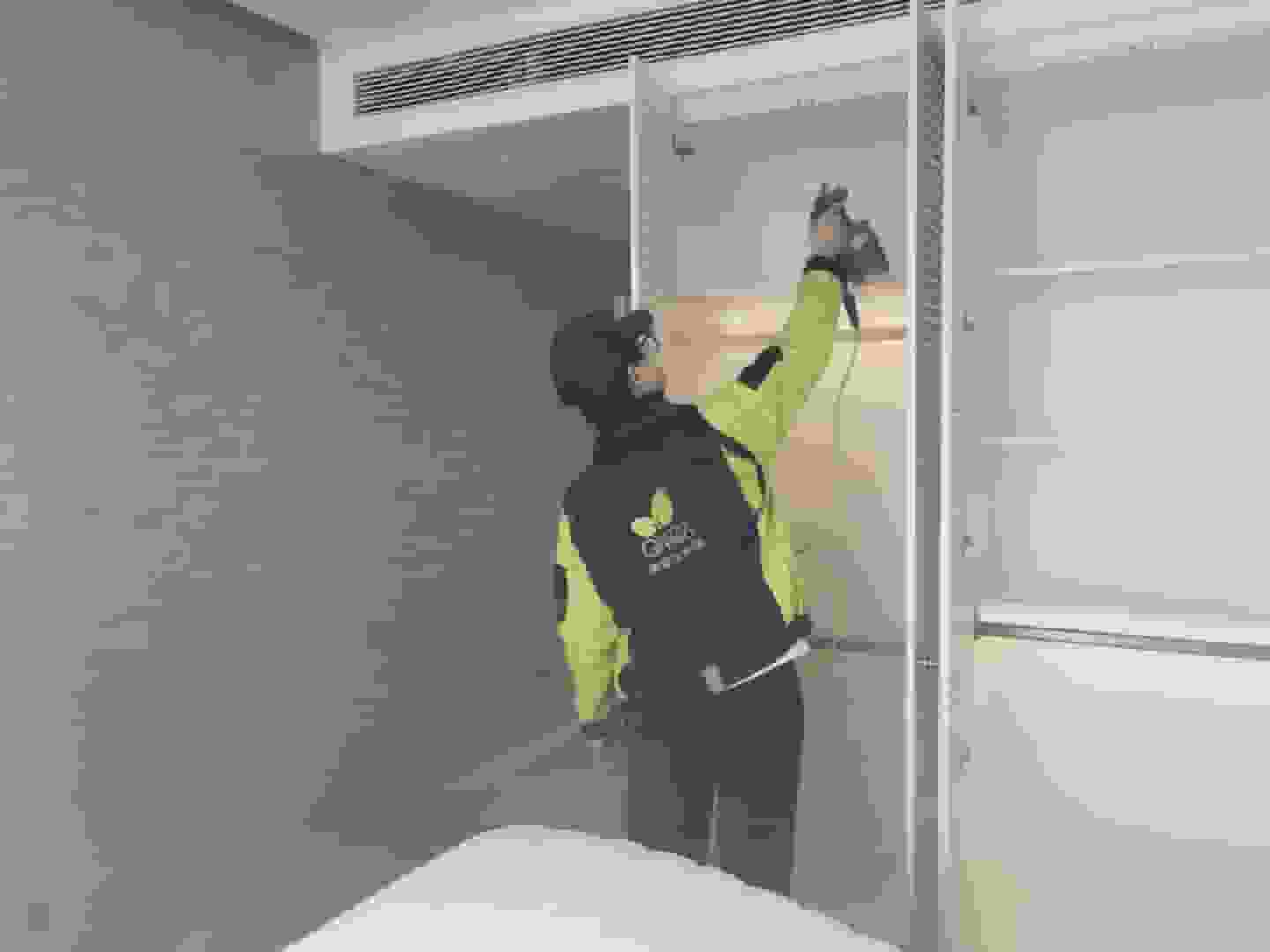 走廊上,工作人员向业主介绍墙面装饰画框的除醛要点,避免装饰物品成为甲醛隐患。