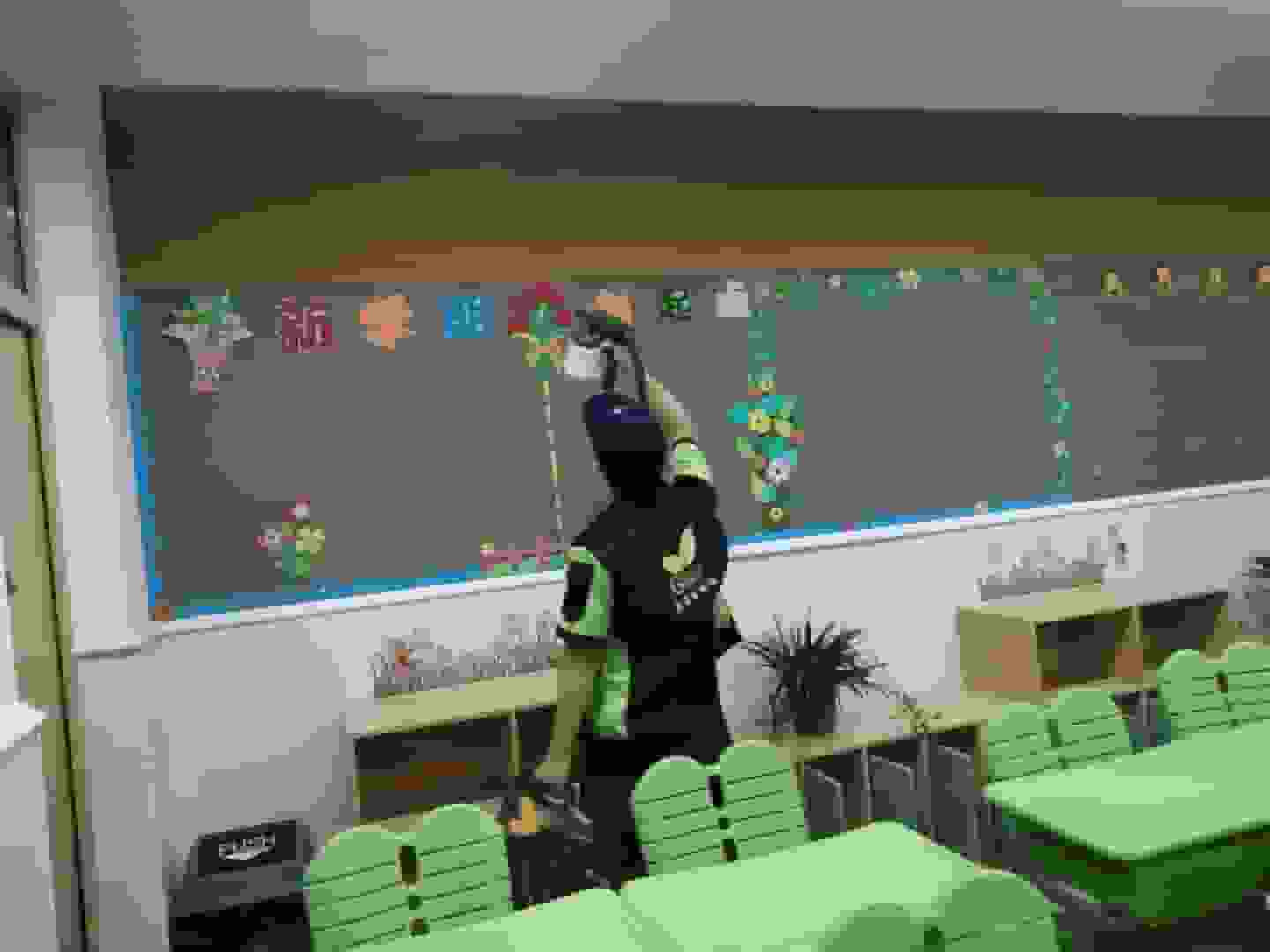 厨房中,检测人员把检测试纸紧紧贴在橱柜的侧板、柜门内侧等关键部位,这些位置是橱柜甲醛易释放区域,以此确定橱柜的甲醛挥发状况。