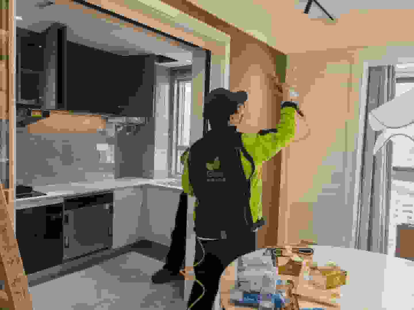 厨房场景下,检测人员把检测试纸紧紧贴在橱柜的侧板、柜门内侧等易释放甲醛的关键位置,随后专注地注视着试纸,等待其变色以判断橱柜的甲醛挥发状况。