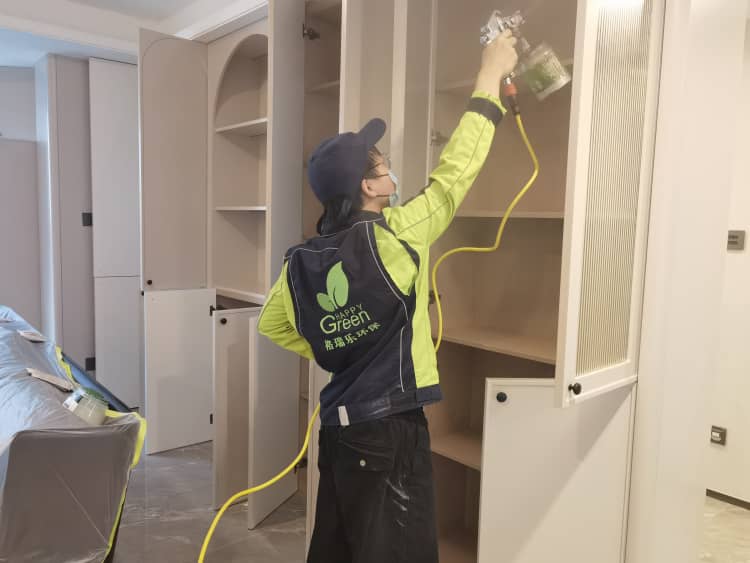 武汉新屋室内污染咋降?5 个实用妙招让空气达标 武汉新屋主子注意!室内污染不用愁,5 个妙招帮你降到安全线 “装修完屋里闷得慌?担心材料污染伤身体?” 在武汉,不少新屋主子装修后都有这样的顾虑 —— 明明选了环保材料,却还是怕甲醛、TVOC 等污染物超标,尤其是有老人、小孩的家庭,更是提心吊胆。其实降低室内污染,不是单靠 “选环保材料” 就能搞定的,从设计到入住,每个环节都有讲究。结合格瑞乐多年的行业经验和武汉本地装修实践,今天就给大家分享 5 个实用妙招,帮你把室内污染降到安全线,安心住进新家。 一、设计先 “环保”:从源头把控,少走弯路 装修的第一步,就得把环保意识融入设计,这是降低污染的基础: 1.布局要 “透气”,预留通风空间 武汉新屋设计时,要考虑房间的结构和布局,避免出现 “死角” 影响通风。比如厨房、卫生间要保证开窗面积,别为了增加收纳而封堵通风口;客厅、卧室的家具摆放要预留通道,让空气能顺畅流通,尤其是武汉梅雨季潮湿,良好的布局能减少湿气积聚,间接降低污染物释放; 2.用量要 “克制”,不盲目堆砌 设计方案里,要明确材料用量和新风量 —— 按国家室内空气质量标准,室内新风量每小时不能少于 30 立方米。比如 10㎡的儿童房,定制衣柜 + 书桌的板材用量建议不超过 5㎡,别盲目堆砌家具,给空气流通和污染物扩散留足空间。武汉硚口的王女士,装修时没考虑这点,儿童房塞满了家具,结果通风不畅,检测后甲醛超标,后悔不已。 二、选材讲 “搭配”:避免单一,减少叠加污染 选材料不只是 “选环保款”,合理搭配更能降低污染风险,这两点要记牢: 1.材料别单一,多材质组合 地面、墙面、家具的材料要搭配使用,别大面积用同一种材质。比如地面铺了复合地板,家具就少选人造板;墙面刷乳胶漆,就别再贴壁纸(减少胶水使用)。不同材料含有的污染物不同,单一材料用多了,哪怕都是环保产品,也会因 “叠加效应” 导致污染物超标,武汉小户型更要注意这一点; 2.算好承载量,不超额使用 每个房间的 “污染承载量” 是有限的,尤其是卧室、儿童房这些长时间停留的空间。比如 6㎡的儿童房,已经有了吊柜、衣柜、书桌和床,就别再额外添加人造板家具;武汉新屋主子可以按 “每 10㎡空间,人造板用量不超过 5㎡” 的标准估算,避免材料过量导致污染超标。 三、通风有 “技巧”:适配武汉气候,高效排污染 通风是降低室内污染最经济的办法,但武汉四季气候不同,通风要讲技巧: 1.分季节通风,对症下药 ◦夏季高温高湿:甲醛释放量大,每天早晚各通风 2-3 小时,形成对流,加速污染物排出; ◦梅雨季潮湿:选晴天中午通风 1 小时,其余时间关窗搭配除湿机,避免墙面发霉,同时减少污染物积聚; ◦冬季寒冷:每天中午通风 1 小时,兼顾保暖和除醛,别因怕冷而长期关窗; 1.特殊户型,主动 “造风” 有些武汉新屋结构特殊(如暗卫、狭长户型),自然通风差,这时可以装室内新风机,或用空调的通风功能,强制引入新鲜空气,保证新风量达标,避免污染物在室内积聚。 四、家具防 “踩坑”:警惕后期污染叠加 装修完的污染,很多时候来自家具和装饰物品,这两点别忽视: 1.家具选 “环保款”,验收要仔细 买家具时,优先选封边严密、有环保证书的产品,严密封边能阻止甲醛释放;家具送到家后,要及时检查是否有刺鼻气味,若气味浓烈,可先放在阳台晾晒 1-2 周再搬进室内,减少污染叠加; 2.装饰物品 “少而精”,避免多余污染 窗帘、地毯、抱枕等装饰物品,也可能释放甲醛和 TVOC,建议 “少而精” 选择。新窗帘、新地毯买回家后,先用清水浸泡清洗,晾晒后再使用,降低污染物残留;武汉潮湿气候下,还可以在装饰物品旁放置少量活性炭,辅助吸附异味。 五、治理补 “短板”:超标后科学应对 如果装修后检测发现污染超标,别慌,科学治理能快速达标: 1.轻度超标:通风 + 辅助净化 若污染轻度超标(甲醛浓度 0.08-0.1mg/m³),可通过延长通风时间(1-2 个月),搭配活性炭吸附(每 10㎡放置 1-2 盆,1-2 个月更换一次)、绿植净化(绿萝、吊兰等),逐步降低污染浓度; 2.中度 / 重度超标:专业治理更靠谱 若污染超标严重,或想快速入住,建议选择专业治理。格瑞乐环保针对武汉气候特点,采用升级光触媒技术,能快速分解甲醛、TVOC 等污染物,喷在家具、板材表面后形成保护膜,持续净化,无二次污染。武汉汉阳的李女士,新屋装修后因家具叠加导致甲醛超标 1.1 倍,经格瑞乐治理后,7 天检测达标,顺利入住。 六、武汉新屋降污染小互动:你家装修做了哪些环保措施? 评论区聊聊:你家装修时,在设计、选材、通风上做了哪些环保努力?有没有遇到过污染超标的情况?分享你的经验,专业人员帮你排查污染隐患! 结尾问答:关于武汉新屋降污染,主子们常问的 3 个问题 1.武汉新屋选了环保材料,还需要做污染治理吗?答:需要结合检测结果!环保材料可能因 “叠加效应” 导致超标,建议装修后检测,若达标可直接入住;若超标,需通过通风或专业治理降低污染,武汉梅雨季更要重视; 2.武汉梅雨季装修,如何降低室内污染?答:梅雨季通风时搭配除湿机,控制室内湿度≤60%;材料选耐潮、环保款,避免使用过多胶水;装修后延长通风时间,必要时搭配格瑞乐光触媒治理,加速污染物分解; 3.新家具进场后污染超标,该怎么办?答:先将家具搬到通风处晾晒,同时加强室内通风;若超标严重,可针对家具进行专项治理,格瑞乐的家具除醛触媒能快速分解家具释放的甲醛,避免污染扩散。 如果想了解格瑞乐环保针对武汉新屋的污染治理方案,或需要专业人员上门评估污染情况、制定个性化降低方案,可在线咨询,让专业团队帮你全方位降低室内污染,打造健康安心的武汉新家!