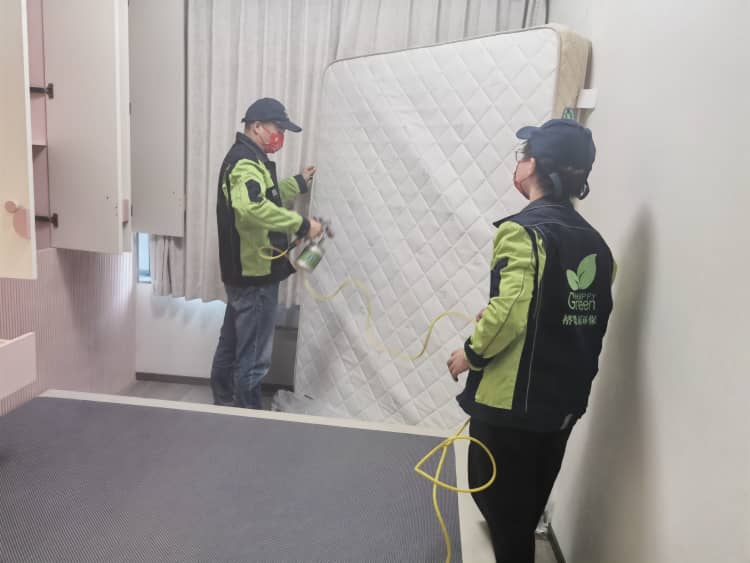 武汉新屋室内污染咋降?5 个实用妙招让空气达标 武汉新屋主子注意!室内污染不用愁,5 个妙招帮你降到安全线 “装修完屋里闷得慌?担心材料污染伤身体?” 在武汉,不少新屋主子装修后都有这样的顾虑 —— 明明选了环保材料,却还是怕甲醛、TVOC 等污染物超标,尤其是有老人、小孩的家庭,更是提心吊胆。其实降低室内污染,不是单靠 “选环保材料” 就能搞定的,从设计到入住,每个环节都有讲究。结合格瑞乐多年的行业经验和武汉本地装修实践,今天就给大家分享 5 个实用妙招,帮你把室内污染降到安全线,安心住进新家。 一、设计先 “环保”:从源头把控,少走弯路 装修的第一步,就得把环保意识融入设计,这是降低污染的基础: 1.布局要 “透气”,预留通风空间 武汉新屋设计时,要考虑房间的结构和布局,避免出现 “死角” 影响通风。比如厨房、卫生间要保证开窗面积,别为了增加收纳而封堵通风口;客厅、卧室的家具摆放要预留通道,让空气能顺畅流通,尤其是武汉梅雨季潮湿,良好的布局能减少湿气积聚,间接降低污染物释放; 2.用量要 “克制”,不盲目堆砌 设计方案里,要明确材料用量和新风量 —— 按国家室内空气质量标准,室内新风量每小时不能少于 30 立方米。比如 10㎡的儿童房,定制衣柜 + 书桌的板材用量建议不超过 5㎡,别盲目堆砌家具,给空气流通和污染物扩散留足空间。武汉硚口的王女士,装修时没考虑这点,儿童房塞满了家具,结果通风不畅,检测后甲醛超标,后悔不已。 二、选材讲 “搭配”:避免单一,减少叠加污染 选材料不只是 “选环保款”,合理搭配更能降低污染风险,这两点要记牢: 1.材料别单一,多材质组合 地面、墙面、家具的材料要搭配使用,别大面积用同一种材质。比如地面铺了复合地板,家具就少选人造板;墙面刷乳胶漆,就别再贴壁纸(减少胶水使用)。不同材料含有的污染物不同,单一材料用多了,哪怕都是环保产品,也会因 “叠加效应” 导致污染物超标,武汉小户型更要注意这一点; 2.算好承载量,不超额使用 每个房间的 “污染承载量” 是有限的,尤其是卧室、儿童房这些长时间停留的空间。比如 6㎡的儿童房,已经有了吊柜、衣柜、书桌和床,就别再额外添加人造板家具;武汉新屋主子可以按 “每 10㎡空间,人造板用量不超过 5㎡” 的标准估算,避免材料过量导致污染超标。 三、通风有 “技巧”:适配武汉气候,高效排污染 通风是降低室内污染最经济的办法,但武汉四季气候不同,通风要讲技巧: 1.分季节通风,对症下药 ◦夏季高温高湿:甲醛释放量大,每天早晚各通风 2-3 小时,形成对流,加速污染物排出; ◦梅雨季潮湿:选晴天中午通风 1 小时,其余时间关窗搭配除湿机,避免墙面发霉,同时减少污染物积聚; ◦冬季寒冷:每天中午通风 1 小时,兼顾保暖和除醛,别因怕冷而长期关窗; 1.特殊户型,主动 “造风” 有些武汉新屋结构特殊(如暗卫、狭长户型),自然通风差,这时可以装室内新风机,或用空调的通风功能,强制引入新鲜空气,保证新风量达标,避免污染物在室内积聚。 四、家具防 “踩坑”:警惕后期污染叠加 装修完的污染,很多时候来自家具和装饰物品,这两点别忽视: 1.家具选 “环保款”,验收要仔细 买家具时,优先选封边严密、有环保证书的产品,严密封边能阻止甲醛释放;家具送到家后,要及时检查是否有刺鼻气味,若气味浓烈,可先放在阳台晾晒 1-2 周再搬进室内,减少污染叠加; 2.装饰物品 “少而精”,避免多余污染 窗帘、地毯、抱枕等装饰物品,也可能释放甲醛和 TVOC,建议 “少而精” 选择。新窗帘、新地毯买回家后,先用清水浸泡清洗,晾晒后再使用,降低污染物残留;武汉潮湿气候下,还可以在装饰物品旁放置少量活性炭,辅助吸附异味。 五、治理补 “短板”:超标后科学应对 如果装修后检测发现污染超标,别慌,科学治理能快速达标: 1.轻度超标:通风 + 辅助净化 若污染轻度超标(甲醛浓度 0.08-0.1mg/m³),可通过延长通风时间(1-2 个月),搭配活性炭吸附(每 10㎡放置 1-2 盆,1-2 个月更换一次)、绿植净化(绿萝、吊兰等),逐步降低污染浓度; 2.中度 / 重度超标:专业治理更靠谱 若污染超标严重,或想快速入住,建议选择专业治理。格瑞乐环保针对武汉气候特点,采用升级光触媒技术,能快速分解甲醛、TVOC 等污染物,喷在家具、板材表面后形成保护膜,持续净化,无二次污染。武汉汉阳的李女士,新屋装修后因家具叠加导致甲醛超标 1.1 倍,经格瑞乐治理后,7 天检测达标,顺利入住。 六、武汉新屋降污染小互动:你家装修做了哪些环保措施? 评论区聊聊:你家装修时,在设计、选材、通风上做了哪些环保努力?有没有遇到过污染超标的情况?分享你的经验,专业人员帮你排查污染隐患! 结尾问答:关于武汉新屋降污染,主子们常问的 3 个问题 1.武汉新屋选了环保材料,还需要做污染治理吗?答:需要结合检测结果!环保材料可能因 “叠加效应” 导致超标,建议装修后检测,若达标可直接入住;若超标,需通过通风或专业治理降低污染,武汉梅雨季更要重视; 2.武汉梅雨季装修,如何降低室内污染?答:梅雨季通风时搭配除湿机,控制室内湿度≤60%;材料选耐潮、环保款,避免使用过多胶水;装修后延长通风时间,必要时搭配格瑞乐光触媒治理,加速污染物分解; 3.新家具进场后污染超标,该怎么办?答:先将家具搬到通风处晾晒,同时加强室内通风;若超标严重,可针对家具进行专项治理,格瑞乐的家具除醛触媒能快速分解家具释放的甲醛,避免污染扩散。 如果想了解格瑞乐环保针对武汉新屋的污染治理方案,或需要专业人员上门评估污染情况、制定个性化降低方案,可在线咨询,让专业团队帮你全方位降低室内污染,打造健康安心的武汉新家!